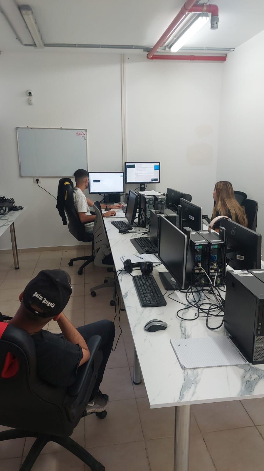 צוות Cal Technologies — תמונה 06